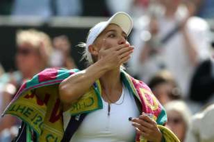 Petenis Rusia, Elena Vesnina, memberikan ciuman kepada para penonton yang menyaksikannya mengalahkan petenis Slovakia, Dominika Cibulkova, pada babak perempat final WImbledon di London, Selasa (5/7/2016).