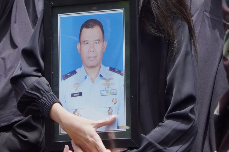 Anggota keluarga membawa foto Kolonel Pnb Subhan saat pemakaman jenazah tiga kru pesawat Super Tucano di Taman Makam Pahlawan (TMP) Untung Suropati, Kota Malang, Jawa Timur, Jumat (17/11/2023). Kecelakaan dua pesawat tempur taktis EMB-314 Super Tucano TNI AU di wilayah Kabupaten Pasuruan, Jawa Timur saat melakukan latihan formasi pada Kamis (16/11) menyebabkan empat korban meninggal dunia. 