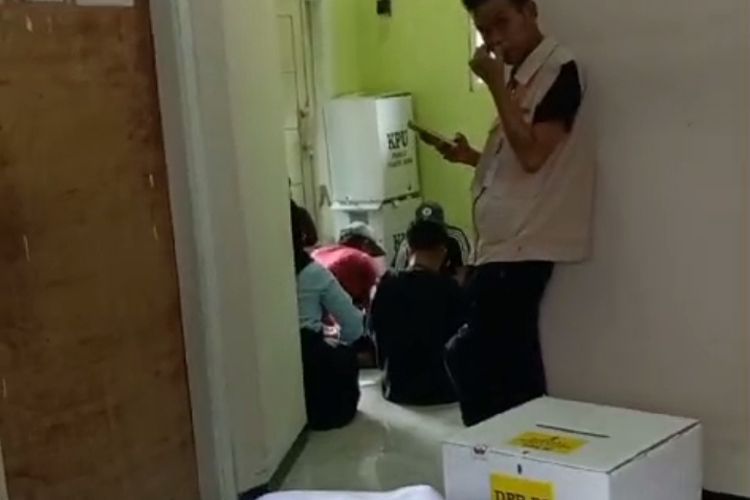 Proses penghitungan surat suara di dalam rumah warga