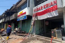 Pedagang Mengais Sisa Barang di Pasar Krian Sidoarjo yang Terbakar