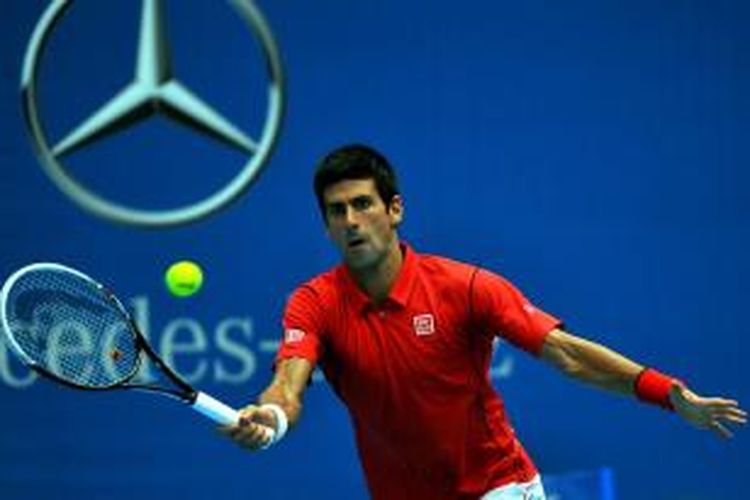 Petenis Serbia, Novak Djokovic mengembalikan bola ke arah Fernando Verdasco dari Spanyol, saat bertemu di babak kedua China Open yang berlangsung di Beijing, Kamis (3/10/2013).