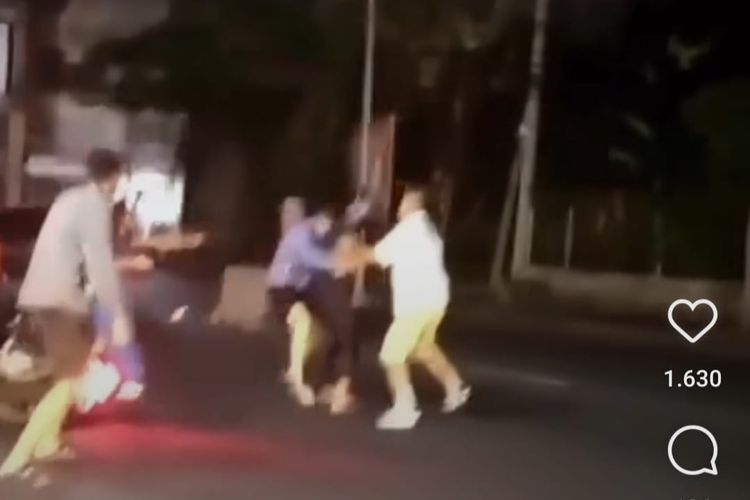 Tangkapan layar WNA Rusia dikeroyok oleh rekan senegaranya.