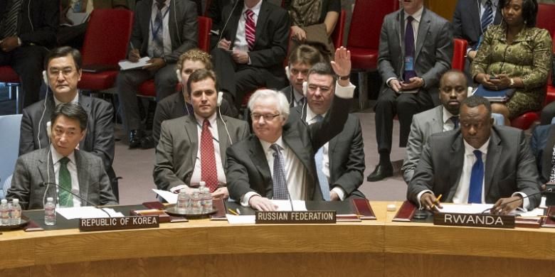 Duta besar Rusia untuk PBB Vitaly Churkin mengangkat tangannya menandakan Rusia menggunakan hak veto untuk menggagalkan resolusi DK PBB yang mengecam referendum Crimea. Negara-negara Barat dalam sidang darurat DK PBB, Sabtu (15/3/2014), mengusulkan resolusi yang isinya menyatakan referendum Crimea tidak sah.