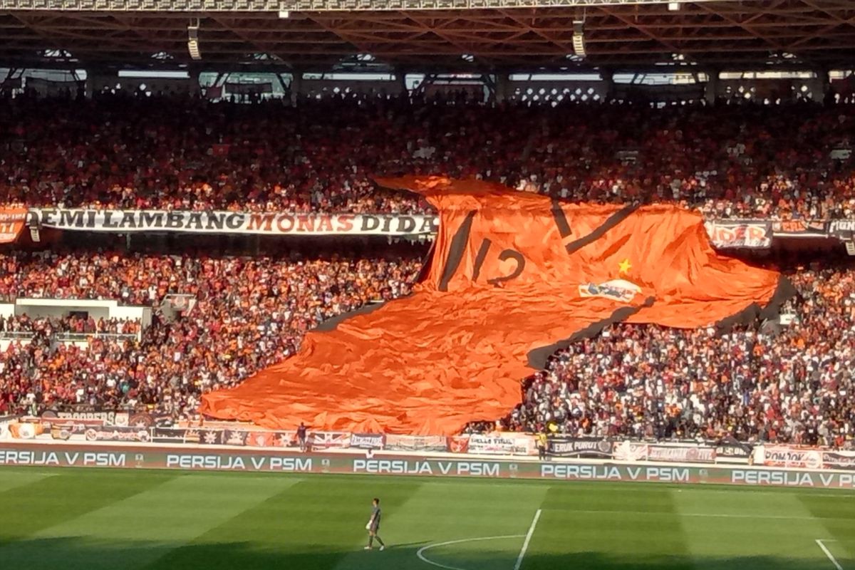 Spanduk berukuran raksasa berbentuk jersey yang dibentangkan saat laga final Piala Indonesia 2019 antara Persija Jakarta vs PSM Makassar di Stadion Utama Gelora Bung Karno, Jakarta, Minggu (21/7/2019).