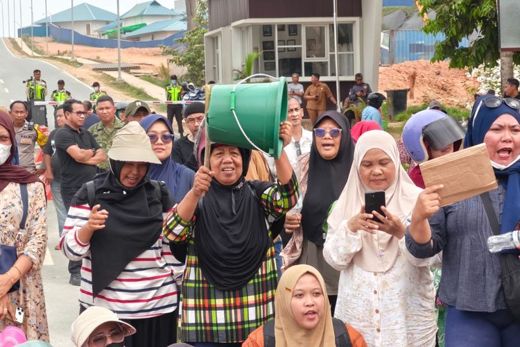 Blokade Akses Masuk Data Center Batam, Warga Sambau: Kami Cuma Mau Air