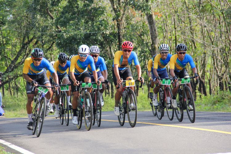 Para pesepeda Cycling de Jabar 2023 saat mengayuh pedal sepedanya di tanjakan King of Mountain (KOM) etape kedua di daerah Sancang, Kabupaten Garut, Minggu (9/7/2023).