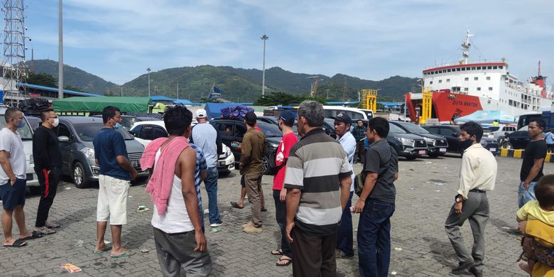 Sejumlah pemudik yang membawa mobil pribadi turun dari kendaraannya karena terlalu lama menunggu antrean masuk kapal di Dermaga 3 Pelabuhan Merak, Banten, Selasa (26/4/2022).