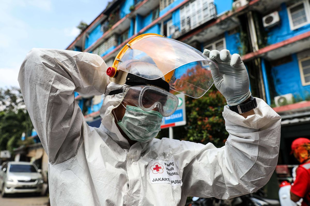 Petugas Palang Merah Indonesia (PMI) menyemprotkan disinfektan di Rumah Susun Petamburan, Tanah Abang di Jakarta Pusat, Sabtu (4/4/2020). Penyemprotan disinfektan dalam rangka mitigasi pencegahan virus corona (COVID-19).