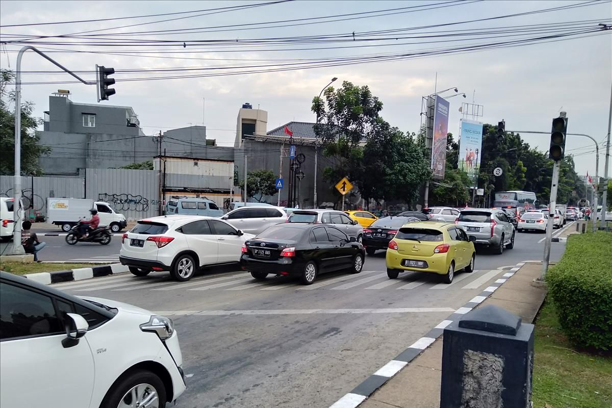 Kondisi lokasi terjadinya kecelakaan beruntun di perempatan jalan  Ciputat Raya, Jakarta Selatan. lampu lalulintas tidak berfungsi dengan baik, Jumat (18/7/2019)