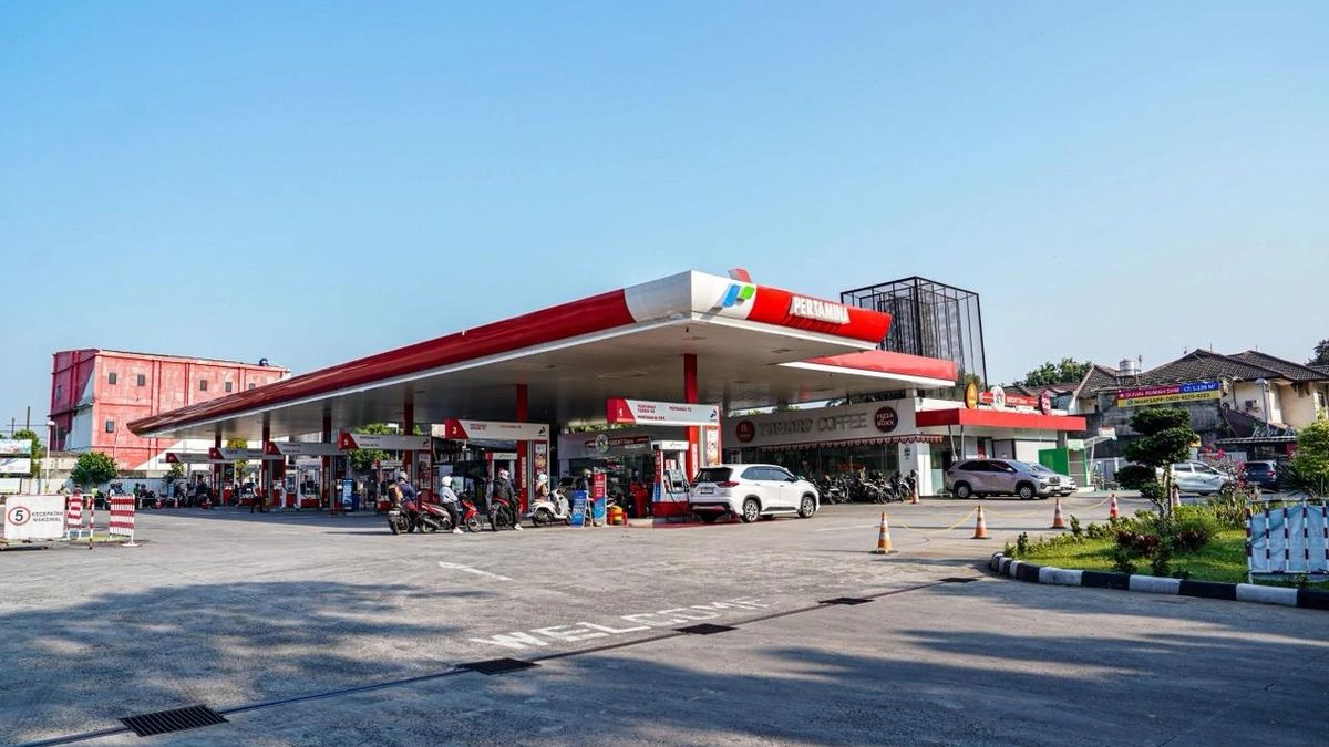 Pertamina Ungkap Penyebab BBM Langka di Sintang, Warga Antre Panjang