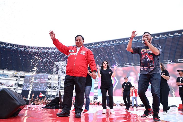 Calon presiden (capres) nomor urut 2, Prabowo Subianto, menghadiri Hari Ulang Tahun (HUT) ke-9 Partai Solidaritas Indonesia (PSI) di Stadion Jatidiri, Semarang, Jawa Tengah, Sabtu (9/12/2023)