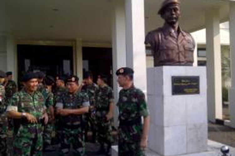 Panglima TNI Jenderal Moeldoko saat melakukan inspeksi 