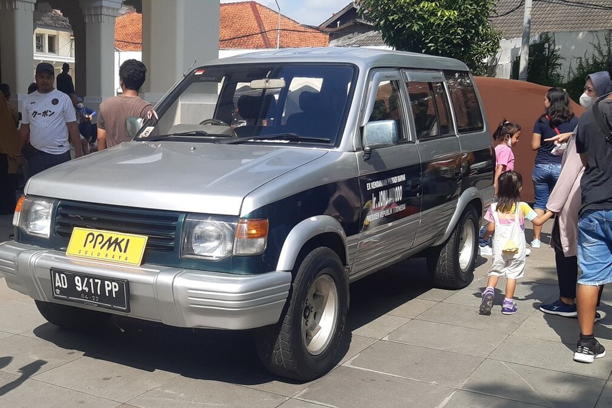 Bekas mobil pribadi Presiden Jokowi dilelang mulai harga Rp 300 juta dalam pameran mobil kuno di Loji Gandrung Solo, Jawa Tengah, Minggu (25/9/2022).