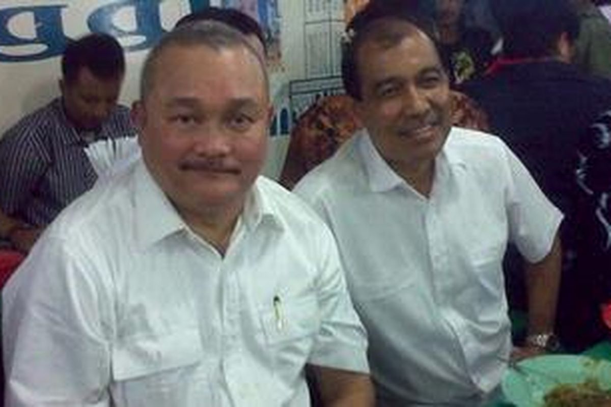 Pasangan bakal calon gubernur dan wakil gubernur, Alex Noerdin-Nono Sampono, saat menyantap makan di nasi kapau di Jalan Kramat Raya, Jakarta Pusat pada Sabtu (7/4/2012) silam.  