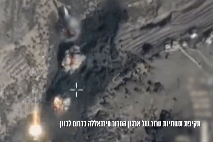 Api dan asap membubung dari lokasi yang menurut Israel adalah target serangan mereka terhadap kelompok Hizbullah di Al Mahmoudiya, Lebanon, selatan, Kamis (30/10/2025).