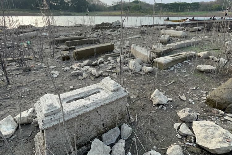 Makam Kuno Muncul Saat Air Waduk Gajah Mungkur Wonogiri Surut, Jadi Spot Konten hingga Pemancingan