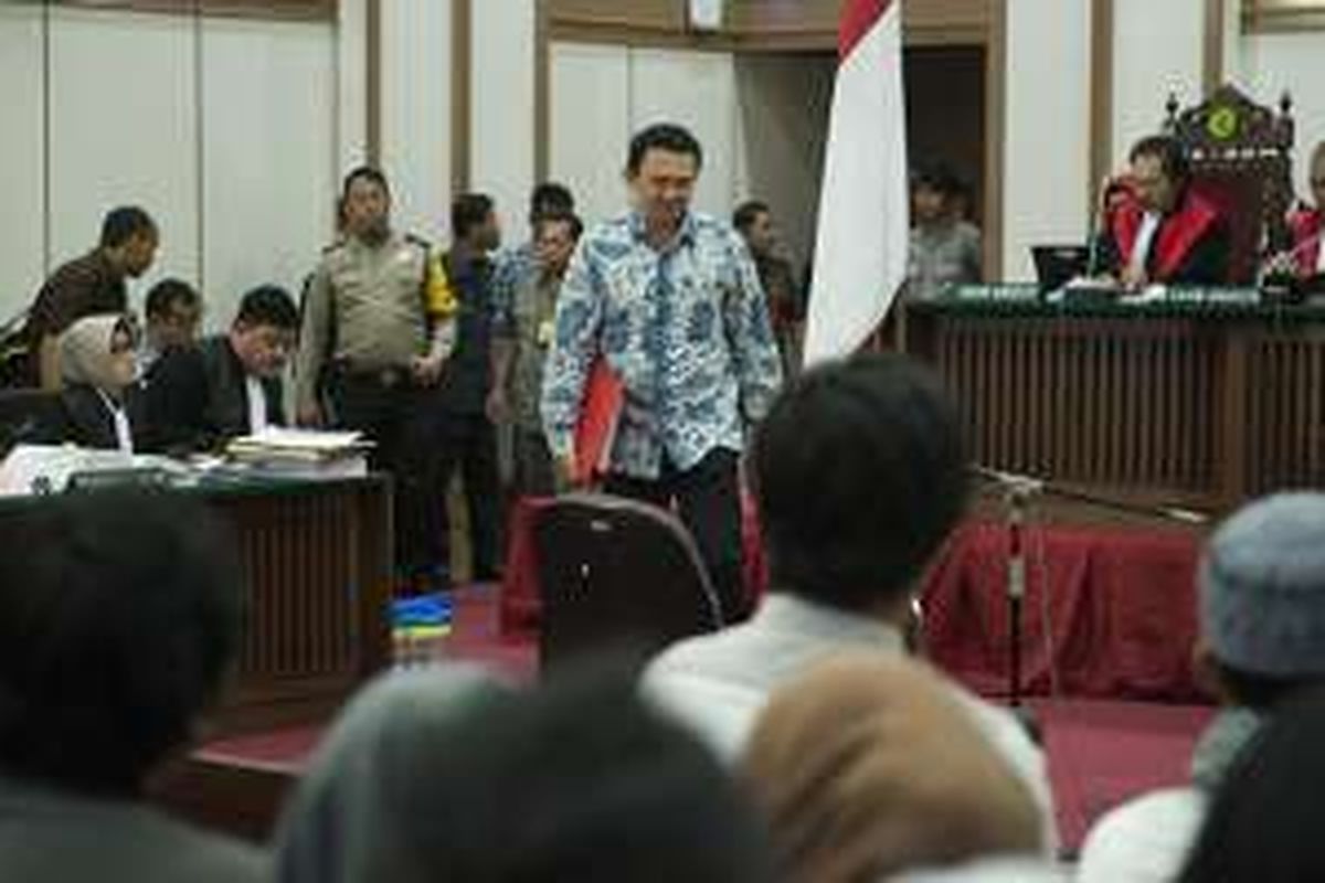 Terdakwa dugaan penodaan agama, Gubernur nonaktif DKI Jakarta Basuki Tjahaja Purnama (Ahok), menjalani persidangan lanjutan di Auditorium Kementerian Pertanian, Cilandak, Jakarta, Selasa (10/1/2017). Agenda sidang adalah mendengarkan keterangan saksi dari pihak Jaksa Penuntut Umum (JPU).