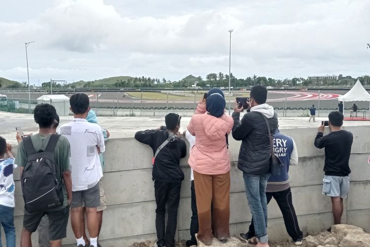 Warga antusias menyaksikan aksi para pembalap dari luar Pagar Sirkuit Mandalika, Jumat (11/2/2022).