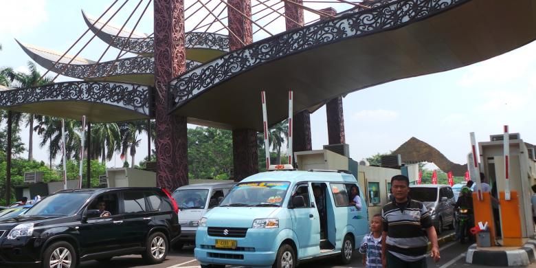 Pintu masuk TMII dipadati kendaraan yang memuat pengunjung liburan di Lebaran ketiga kali ini. Sabtu (10/8/2013).