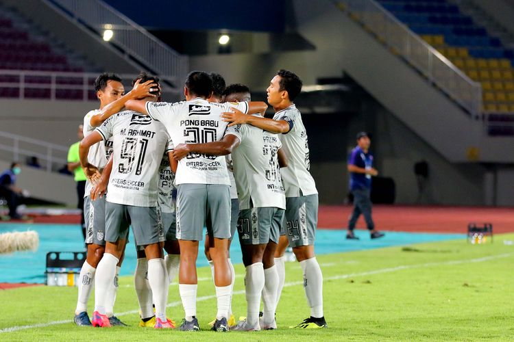 Pemain Bali United selebrasi seusai menjebol gawang  pertandingan pekan ke-12 Liga 1 2022-2023 melawan Persita Tangerang yang berakhir dengan skor 2-3 di Stadion Manahan Solo, Senin (5/12/2022) malam. Artikel ini berisi hasil Bali United vs Barito Putera.