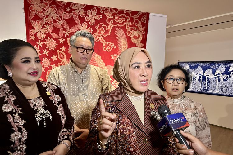 Ketua Umum Solidaritas Perempuan untuk Indonesia (Seruni) Kabinet Merah Putih, Tri Tito Karnavian saat mengunjungi Pameran Akulturasi Batik Peranakan, di Menara Kompas, Jakarta Pusat, Rabu (13/5/2026).