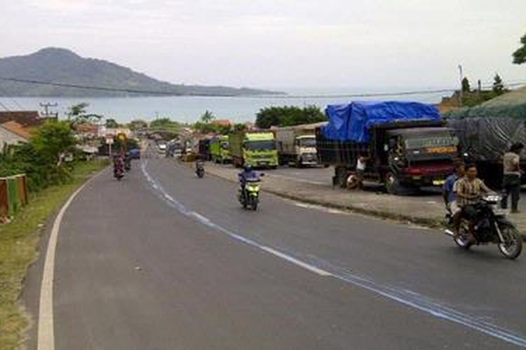 Antrean truk di jalan lintas pantai timur Sumatera yang menuju ke Pelabuhan Bakauheni, Lampung, Sabtu (12/1/2013). 