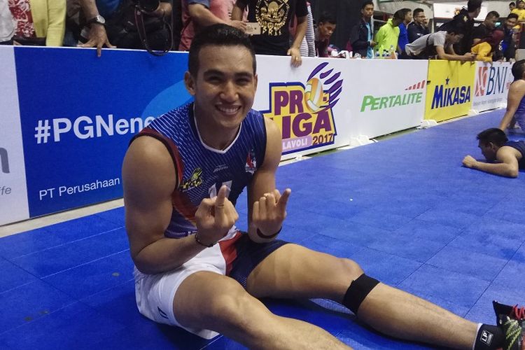 Pemain Surabaya Bhayangkara Samator, Rendy Tamamilang, berpose seusai membawa timnya menang atas Jakarta BNI Taplus, pada laga seri pertama final four Proliga 2017 di GOR Sritex Arena, Solo, Sabtu (8/4/2017) malam.