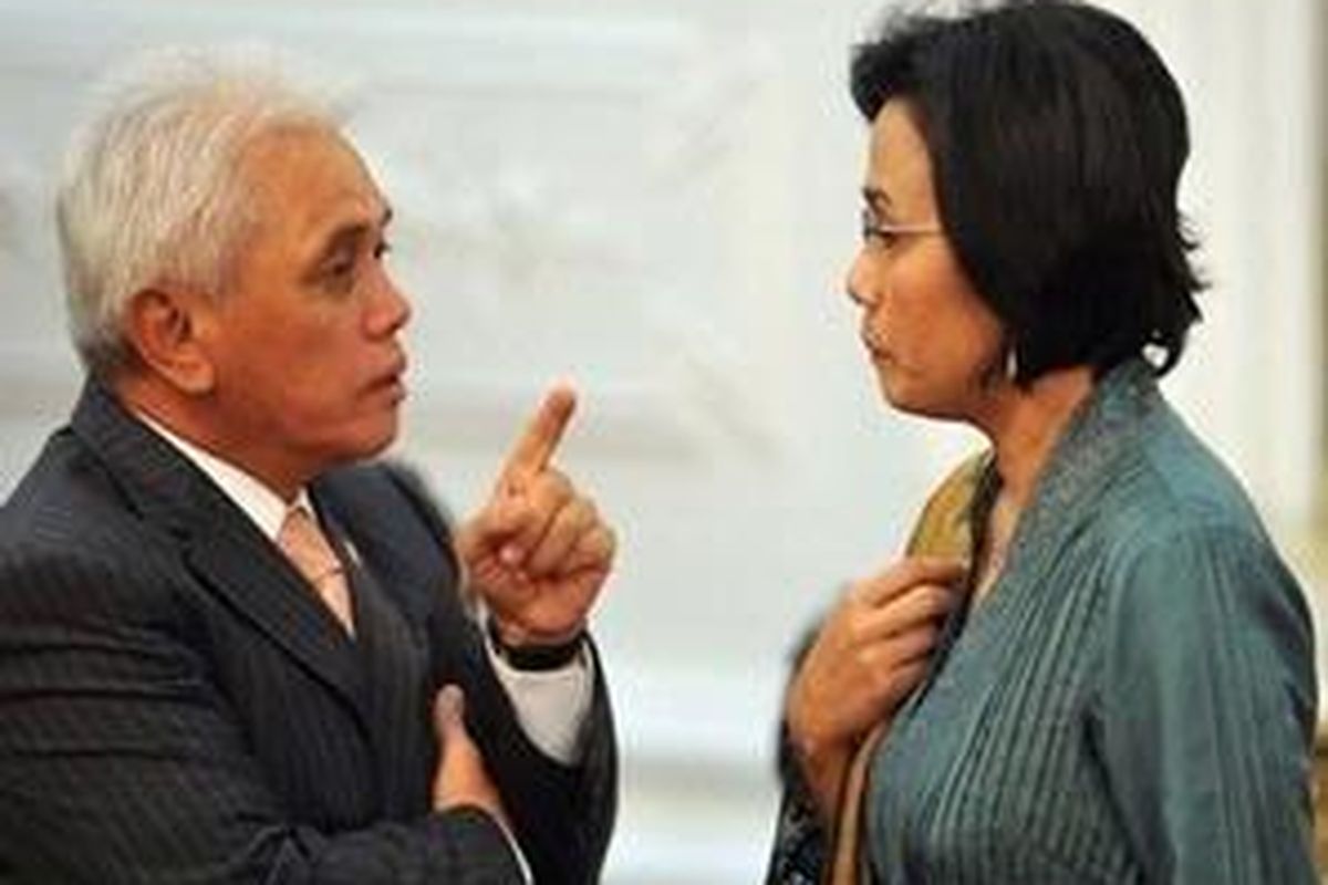 Menkeu  Sri Mulyani Indrawati dan Menko Perekonomian Hatta Rajasa.