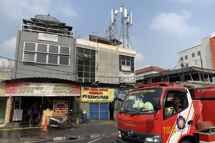 Kebakaran Rooftop Rumah Makan di Rawamangun Jaktim, 3 Orang Alami Luka Bakar