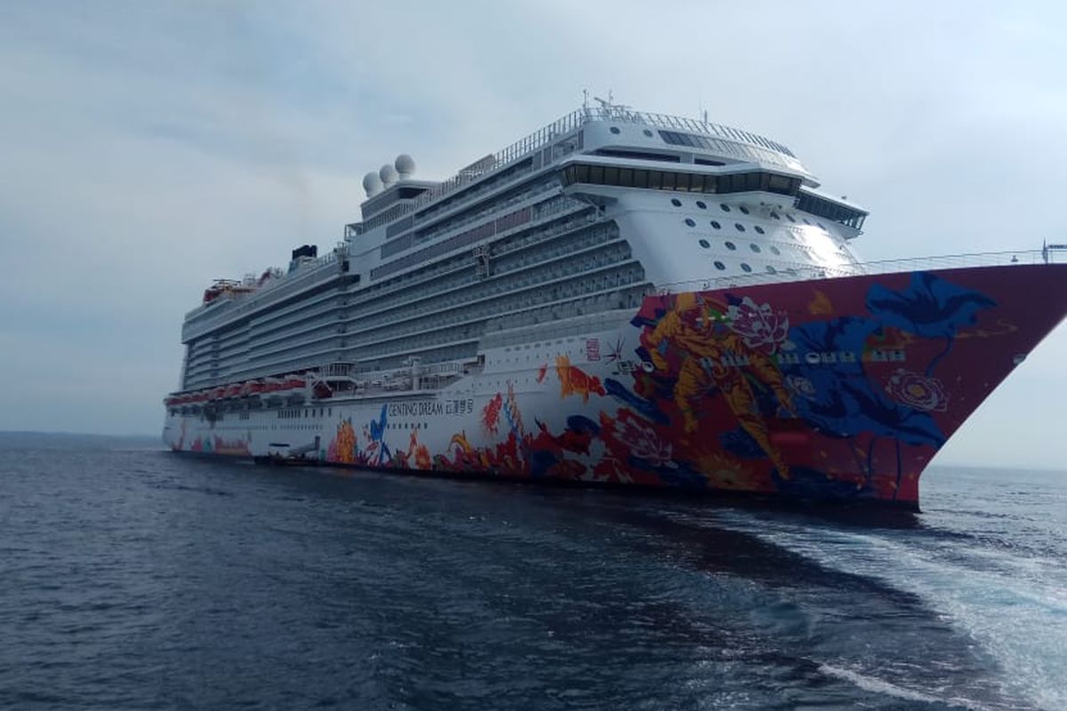 Kapal Pesiar Genting Cruise kembali merapat di perairan Lagoi Bintan, Provinsi Kepulauan Riau, Sabtu (6/4/2019). 