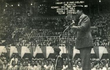 Presiden Soekarno sedang berpidato dalam rapat raksasa mengganyang Malaysia di Gelora Bung Karno tanggal 28 Juli 1963.