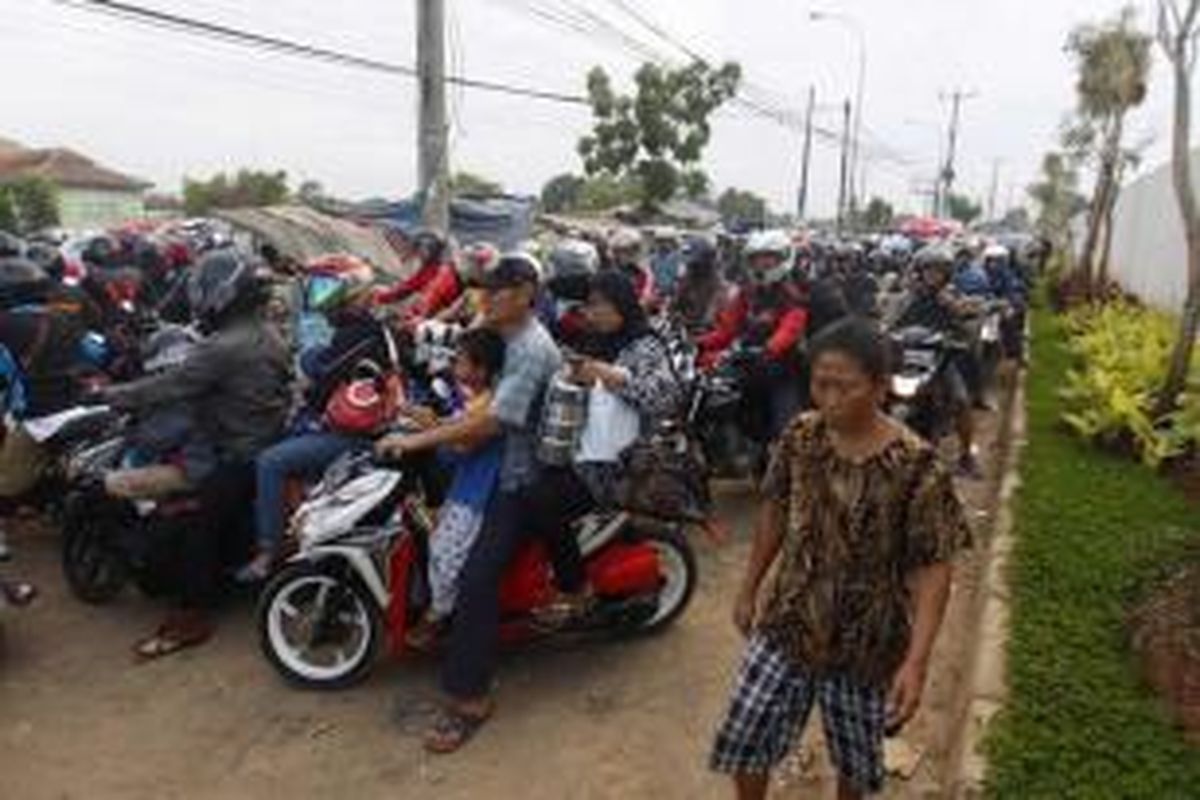 Antrean pengendara motor di ruas Jalan Kalimalang, Bekasi, Jawa Barat, Selasa (14/7/2015). Arus pemudik bersepeda motor diperkirakan akan melonjak mulai malam ini hingga satu hari sebelum Lebaran Idul Fitri 1436 H. 