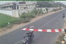 Pengendara Motor Terpelanting Tabrak Palang Pintu KA di Kediri