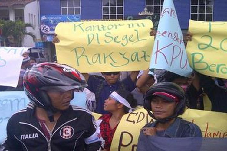 Sekelompok warga yang mengatasnamakan Gerakan Masyarakat Lampung Bersatu (GMLB) berunjuk rasa di depan Kantor Komisi Pemilihan Umum Provinsi Lampung, Kamis (13/12/2012).  