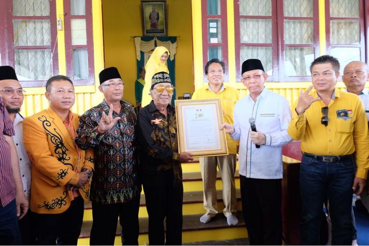Calon Gubernur Kalimantan Barat Sutarmidji saat menyerahkan piagam komitmen pemekaran Provinsi Kapuas Raya saat bersilaturahim ke Kesultanan Sintang, belum lama ini. 
