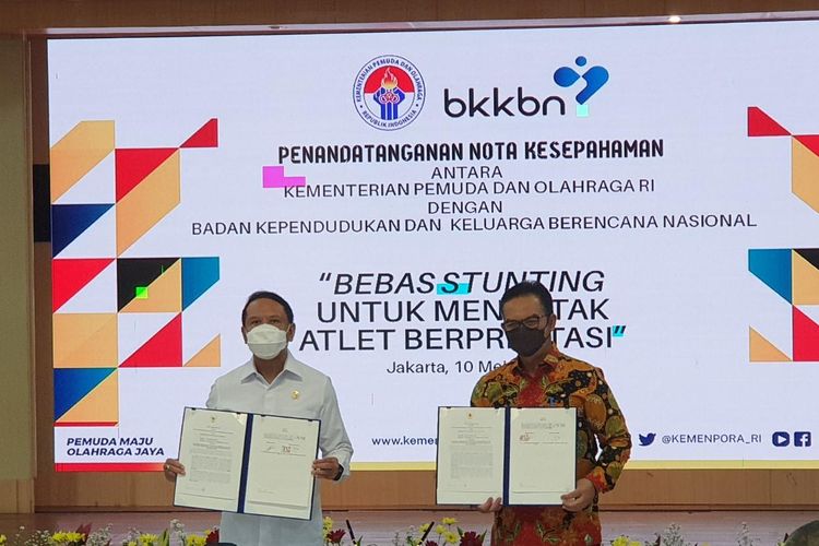 Menpora Zainudin Amali menandatangani nota kesepahaman terkait penanganan stunting dengan Kepala BKKBN Hasto Wardoyo di Wisma Menpora, Jakarta, pada Senin (10/5/2021).