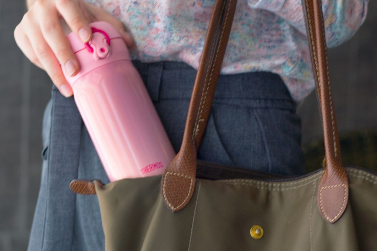 Membawa botol minuman sendiri bisa menjadi salah satu cara mengurangi sampah plastik.