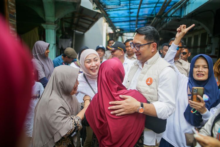 Calon Gubernur Jakarta Ridwan Kamil saat melakukan blusukan menyerap aspirasi warga.  