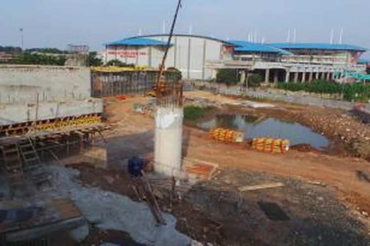 Rencana jembatan layang penghubung Terminal Bus Terpadu Sentera Timur Pulo Gebangg dan Tol Jakarta Outer Ring Road (JORR), di Cakung, Jakarta Timur. Gambar diambil pada Kamis (10/7/2014). 