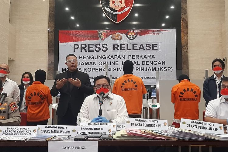 Konferensi pers pengungkapan tersangka pinjaman online ilegal di Bareskrim Polri, Jakarta, Senin (25/10/2021).