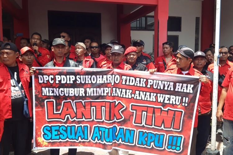 PROTES: Pengurus ranting dan simpatisan PDI-P Kecamatan Weru, Mojolaban, dan Baki, Kabupaten Sukoharjo, Jawa Tengah menuntut caleg terpilih dukungan mereka dilantik saat menggelar aksi di depan Kantor DPC PDI-P Sukoharjo, Senin (18/3/2024).