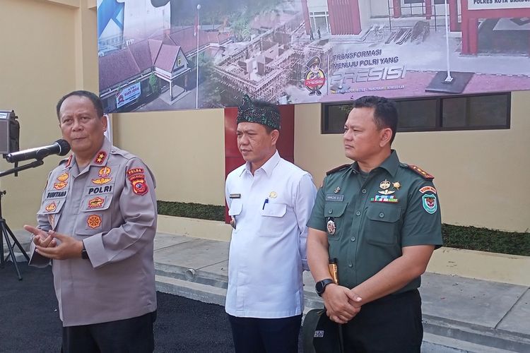 Kepala Kepolisian Daerah Jawa Barat Irjen Suntana menyatakan The Jakmania dilarang untuk menonton pertandingan Persib melawan Persija di Stadion GBLA, Kota Bandung, Jawa Barat, Rabu (11/1/2023).