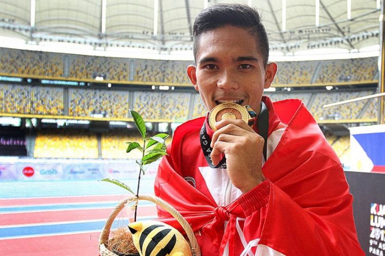 Atlet lari difabel, Nur Ferry Pradana, berpose dengan medali emas yang diraihnya dari nomor lari 400 meter T47 putra ASEAN Para Games di Stadion Bukit Jalil, Kuala Lumpur, Malaysia, Selasa (19/9/2017).