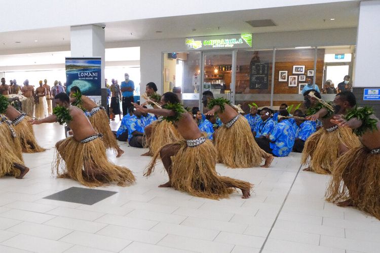 Dalam foto yang dirilis oleh Tourism Fiji ini, para tamu menerima sambutan tradisional Fiji saat mereka tiba di bandara Internasional Nadi di Fiji, Rabu, 1 Desember 2021. 