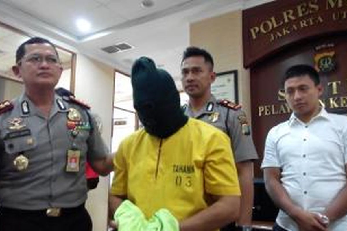 Tersangka IW (46), ditangkap polisi akibat mencabuli sepuluh anak baru gede (ABG), di mushala Jl. Pejuang, Kelapa Gading Jakarta Utara (Jakut), sejak Juli 2015.