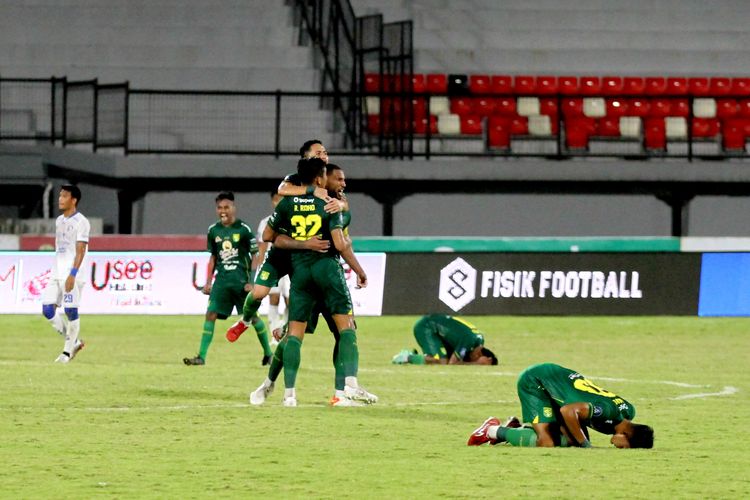 Pemain Persebaya Surabaya bepelukan dan sujud syukur seusai mengalahkan Arema FC pada pertandingan pekan 27 Liga 1 2021-2022 dengan skor 1-0 di Stadion Kapten I Wayan Dipta Gianyar, Rabu (23/2/2022) malam.