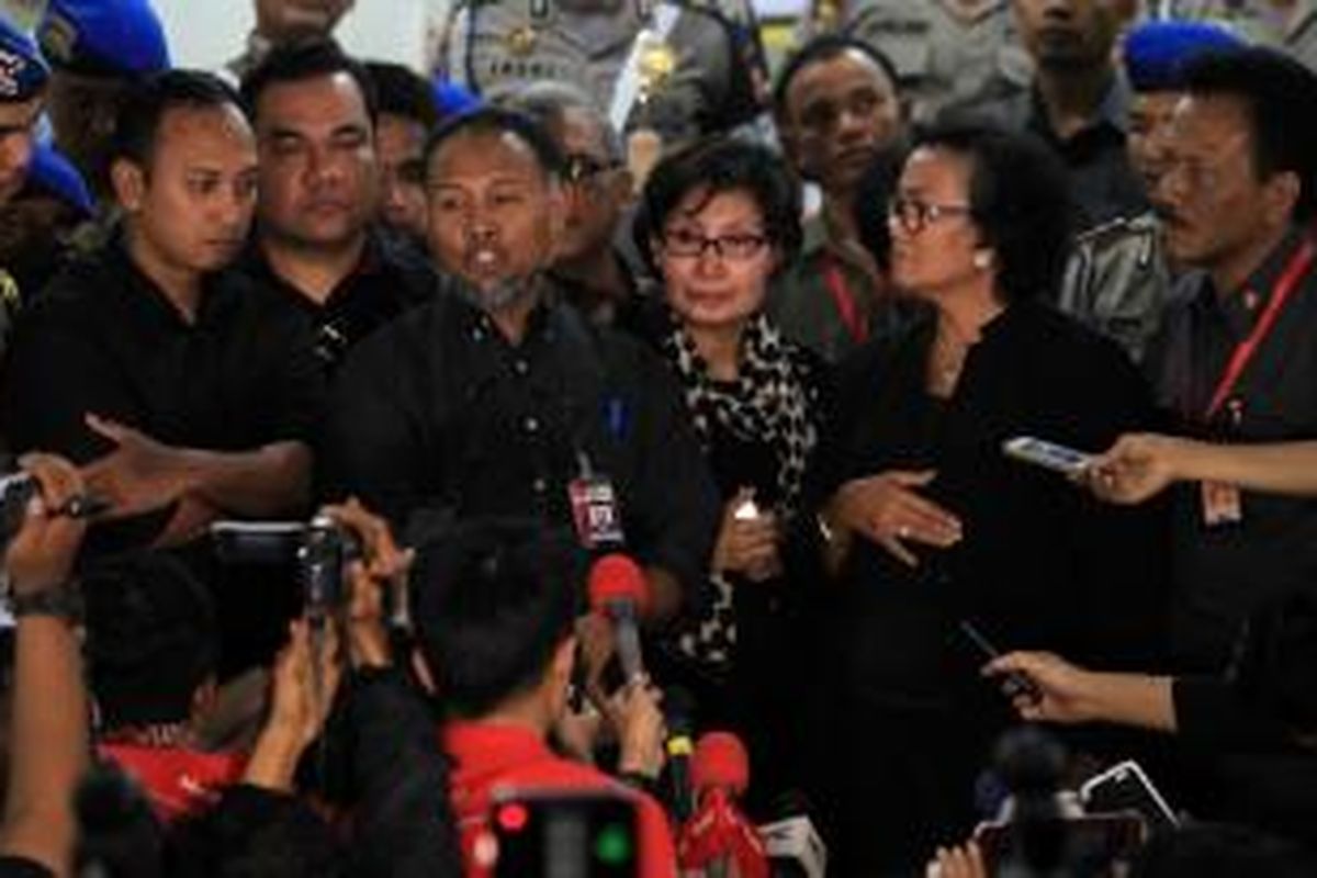 Wakil Ketua KPK, Bambang Widjojanto didampingi kuasa hukumnya usai diperiksa oleh penyidik Bareskrim Polri, Jakarta, Selasa (3/2/2015). Bambang adalah tersangka kasus dugaan menyuruh saksi memberikan keterangan palsu dalam sidang di Mahkamah Konstitusi (MK) terkait sengketa pilkada di Kotawaringin Barat pada 2010 silam.