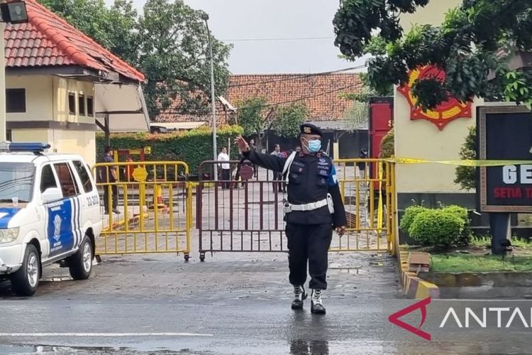 Petugas mengamankan lokasi ledakan di Mako Brimob Surabaya, Senin (4/3/2024). Menurut Kapolda Jatim Irjen Imam Sugianto, sumber ledakan di Mako Brimob Polda Jatim itu diduga berasal dari sisa temuan bahan peledak yang akan dimusnahkan.