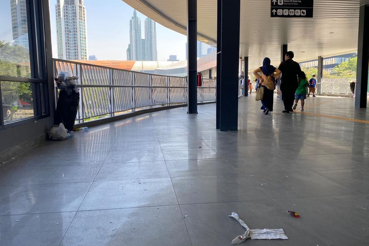 Sampah tisu bekas pakai berserakan di lantai JPM Stasiun LRT Dukuh Atas, Kamis (28/9/2023). 