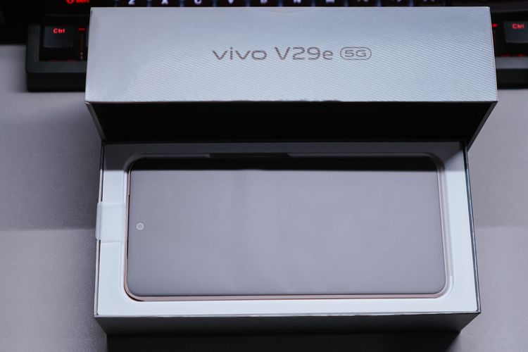 Unit ponsel di dalam kotak kemasan Vivo V29e